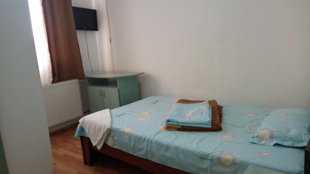 La Conu Iancu Hostel Drobeta Turnu Severin Buitenkant foto