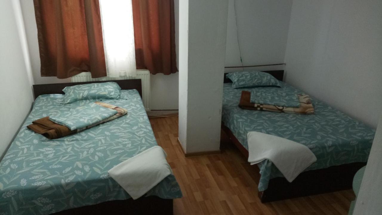 La Conu Iancu Hostel Drobeta Turnu Severin Buitenkant foto